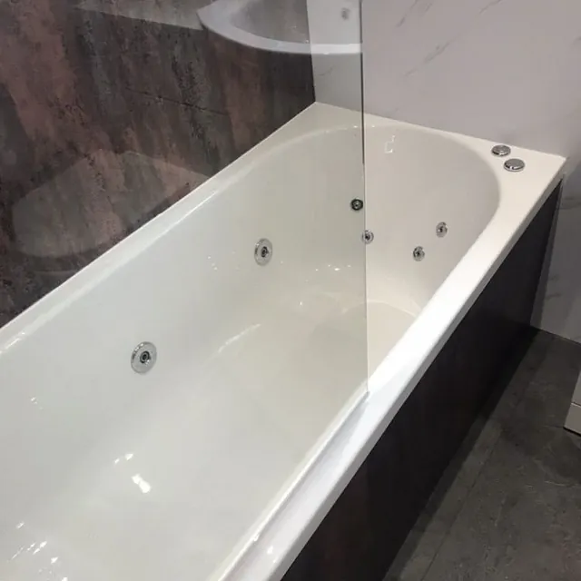 Bath with shower screen